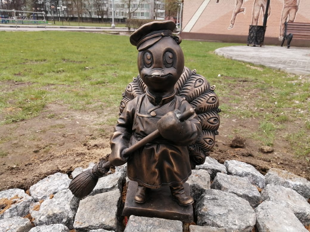 Павлинчик-дворник подметает в новом сквере!