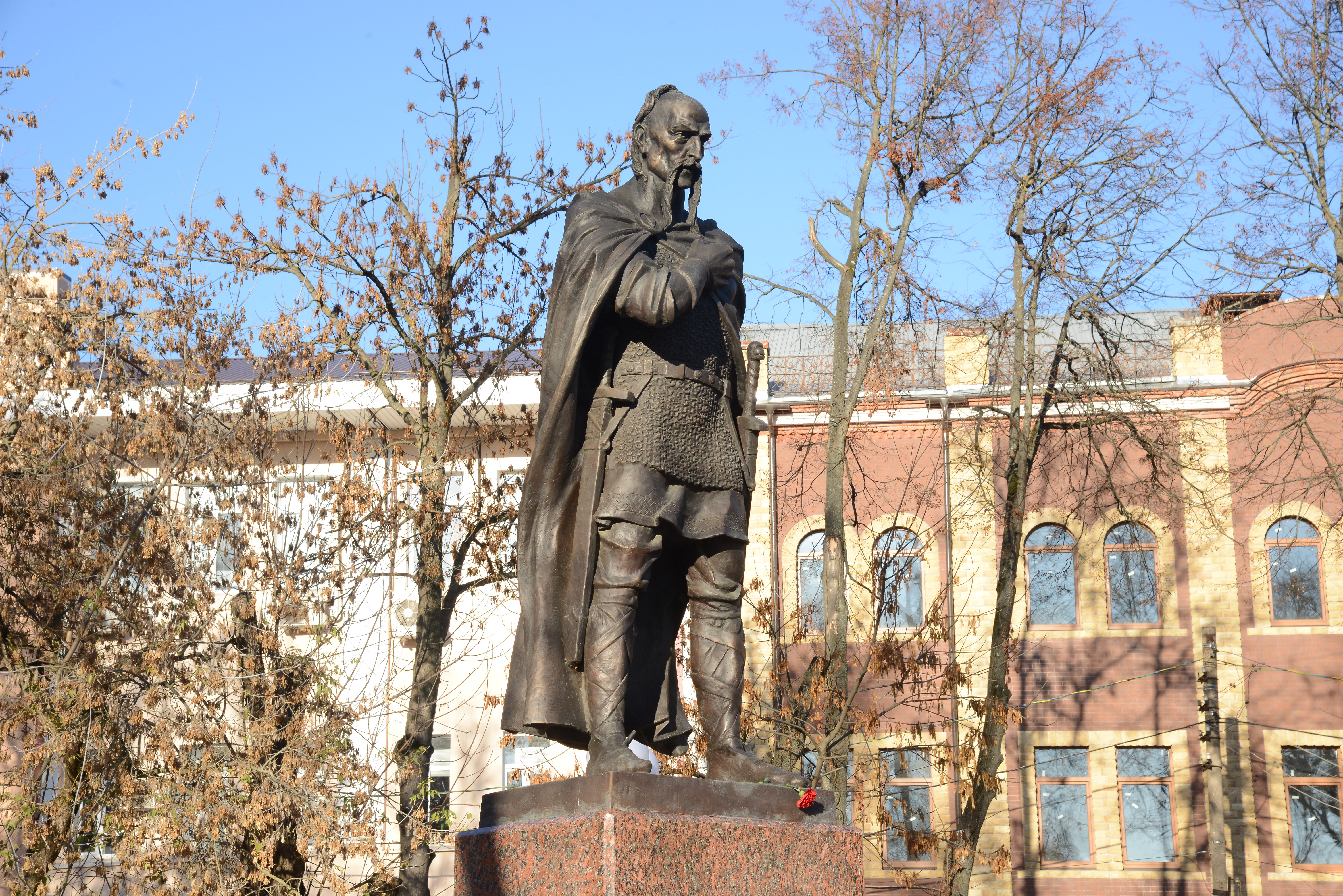 Памятник Святославу