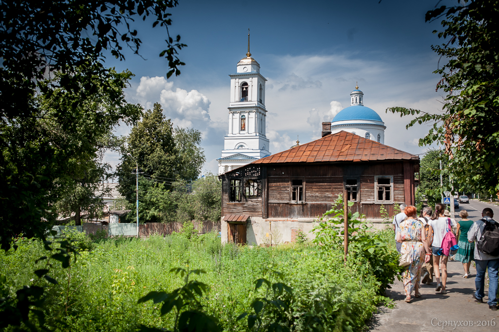 По улице Калужской