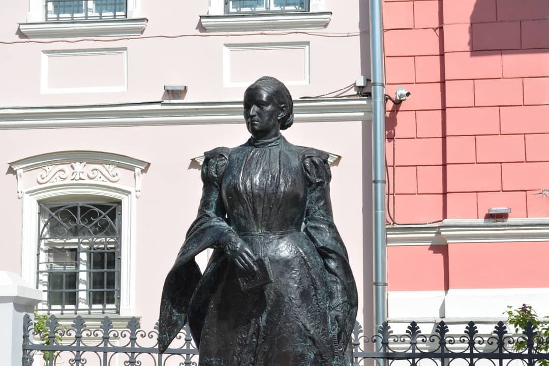 В Серпухове установили памятник купчихе и меценатке Анне Мараевой