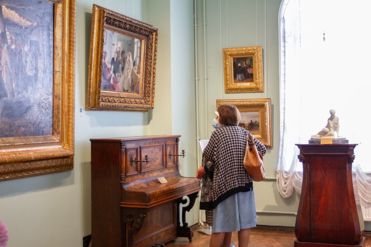 Туристам объяснили, как действуют ограничения на экскурсионные поездки в Подмосковье